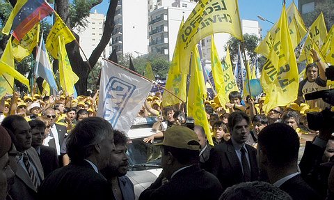 Kirchner, Chávez y Ponce dialogando, de fondo los cientos de afiliados de Atilra.