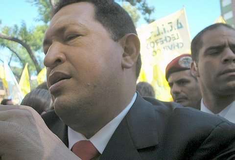 Chávez, recibiendo la gorra de Atilra de la propia gente.