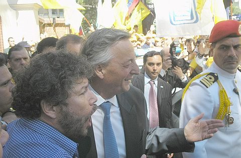Héctor Ponce, junto al presidente Kirchner, con quien dialogó en más de una ocasión en los escasos minutos que duró el contacto.