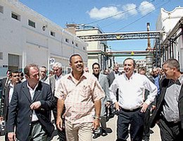 De recorrida. Autoridades provinciales, de SanCor y de Venezuela en la planta local (prensa gobernación).