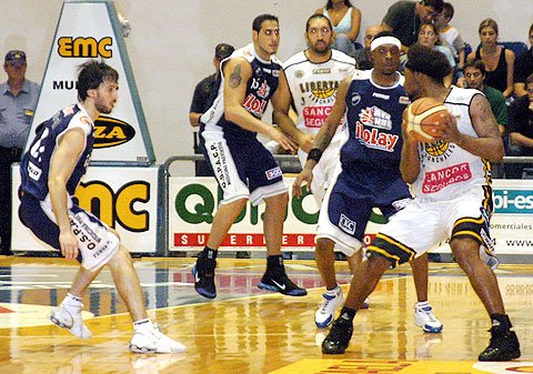 Brown fue el goleador del partido con 27, bien acompañado por Benítez con 15 (Gentileza Diario Castellanos).