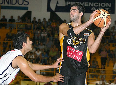 Diego Cavaco convirtió un triple clave sobre el final (Diego Rosso).