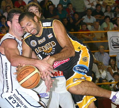 Benítez choca con Storani (Diego Rosso).