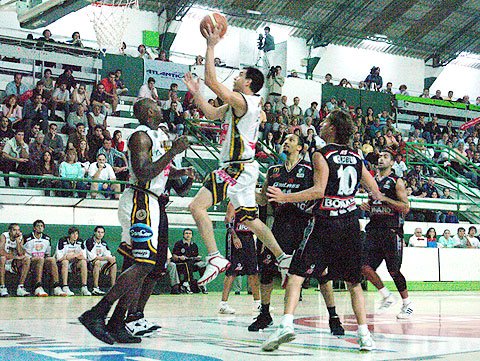 Ruiz Moreno se eleva hacia el aro (Gentileza Majo Gil - pickandroll.com.ar).