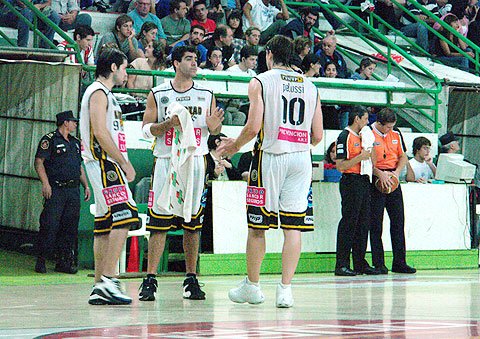 Cavaco dialoga con Pelussi y Müller (Gentileza Majo Gil - pickandroll.com.ar).