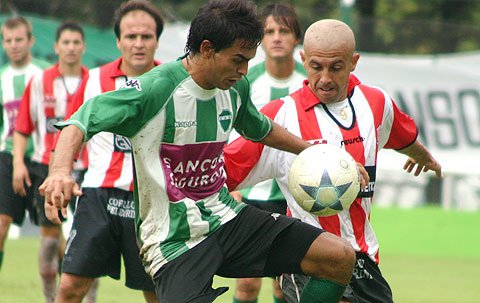 Espínola intenta dominar la pelota ante la marca juliense (Diego Rosso).