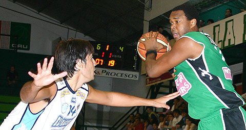 Jasper Johnson sigue siendo determinante con su goleo (Diego Rosso).