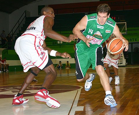 Miguel Isola encara directo al aro. Terminó con 9 puntos. (Diego Rosso)