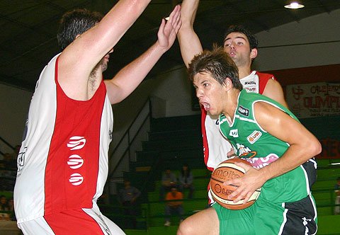 Gastón Torre intenta penetrar entre dos rivales (Diego Rosso).