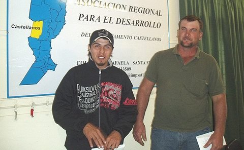 Los dos beneficiados por la asistencia económica regional (Prensa municipalidad).
