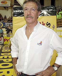 Helio Rubens en su última visita a la ciudad, a fines de marzo de 2004, dirigiendo a Uberlandia.