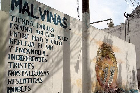 El mural, ubicado sobre avenida Belgrano, uno de los puntos donde se recuerda la gesta heroica.