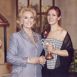 Mimi Ardú junto a Mirta, cuando obtuvo uno de sus reconocimientos (Prensa Mimi Ardú).