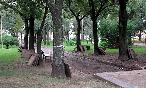 Parte de las tareas que están realizándose en la plaza central de la ciudad.