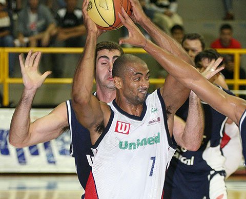 El grandote Estevam en acción (Gentileza Jornal Comércio da Franca).