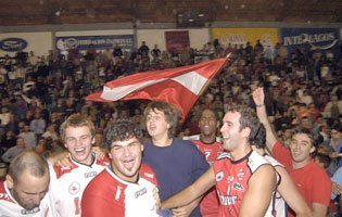 El delirio ganó la cancha antes del cierre del juego (La Mañana de Neuquén).