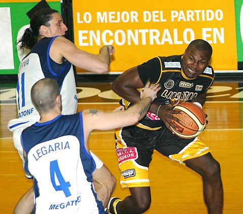 Robert Battle terminó con 12 puntos y 7 rebotes (Diego Rosso).