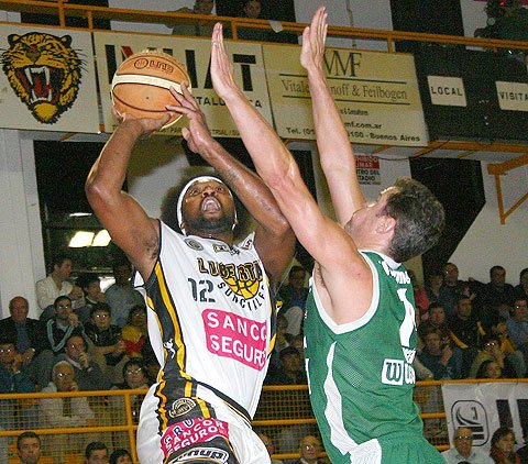 Cleotis Brown estuvo imparable para los de Franca (Diego Rosso).