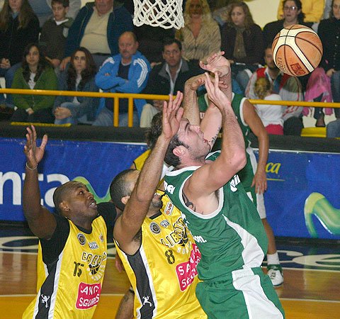 Murillo no puede controlar la pelota ante la defensa de Battle y Benítez (Diego Rosso).