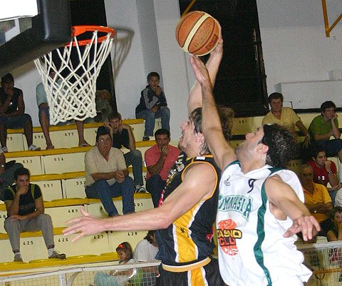 Pelussi va camino a la volcada. Masieri no llega con la tapa (Diego Rosso).