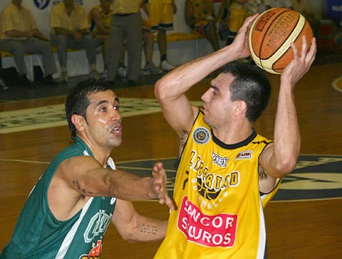 Ruiz Moreno acosado por la marca de Cocha (Diego Rosso).
