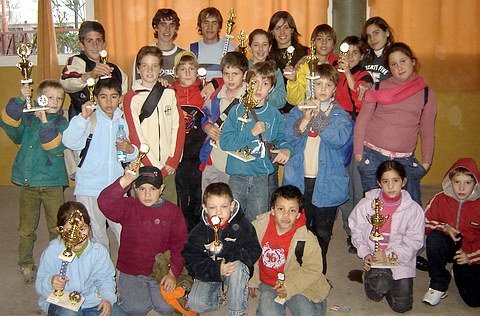 El grupo de ajedrecistas locales, con sus respectivos premios (Marcela Colautti).