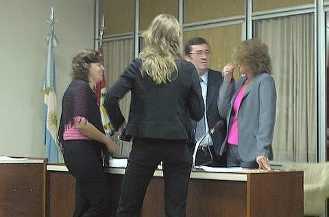 Un cuarto intermedio, una mini reunión antes del tema más candente de la noche.