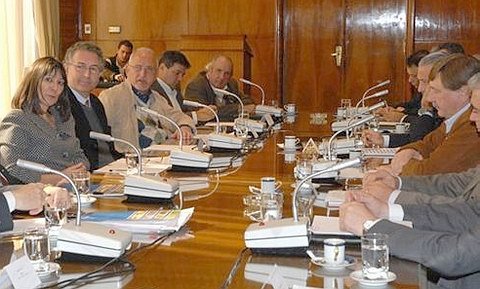 Frente a frente. Felisa Miceli y Roberto Socín intercambiaron ideas acerca del futuro de la lechería.