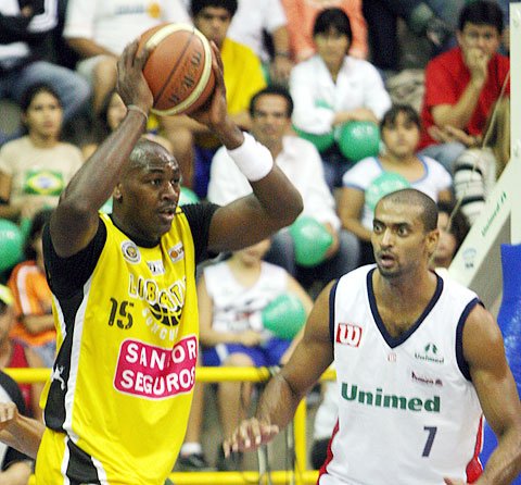 Robert Battle fue uno de los goleadores del partido con 13 puntos (Gentileza Jornal Comércio da Franca).