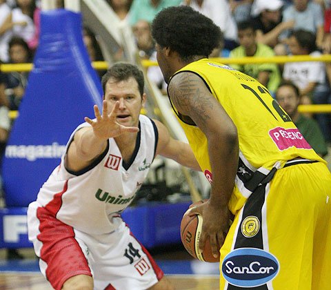 Brown ante Rogerio. Libertad extrañó los puntos del extranjero (Gentileza Jornal Comércio da Franca).