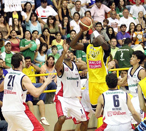 Robert Battle fue el goleador del partido con 34 puntos (Marcos Limonti/Jornal Comércio da Franca).