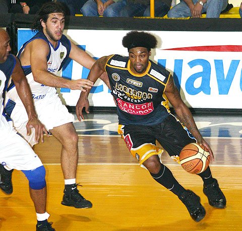 Cleotis Brown anotó 13 puntos (Diego Rosso).
