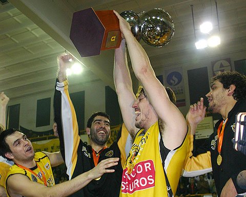 Pelussi levanta la copa de campeón de Sudamérica (Diego Rosso).