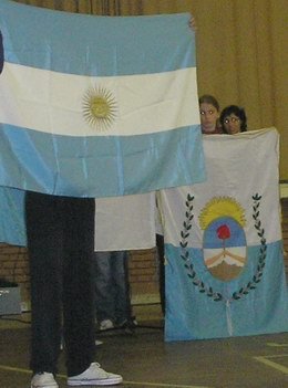En el acto se recorrió las diferentes banderas que tuvo nuestro país.