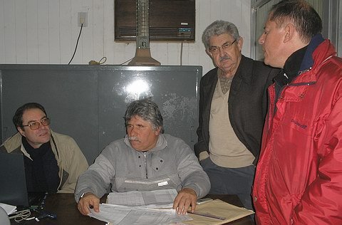 Oscar Trinchieri arribó al local vecinalista pasada la hora 20, cuando los números lo marcaban como ganador.