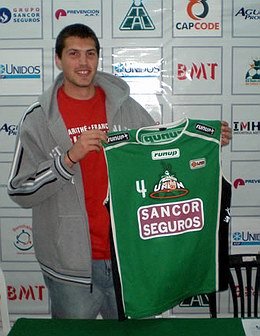 Facundo Giorgi posa con la camiseta que usará (Prensa Unión).