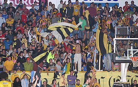 Las tribunas aurinegras acompañan al equipo.
