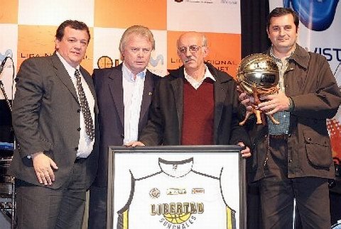 Los directivos con el balón y la camiseta de la empresa que viste al equipo (AdC).