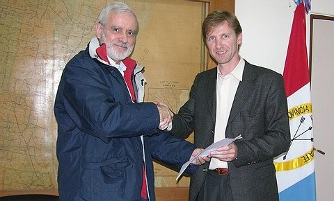El intendente Toselli estuvo presente en el acto de entrega, recibiendo de manos del ministro Alberto Joaquín la asistencia económica (Prensa ministerio Asuntos Hídricos).