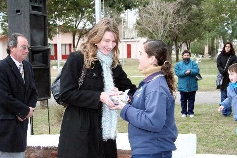 Uno de los momentos del acto, donde miembros del Concejo entregaban las menciones (Foto: El Eco).