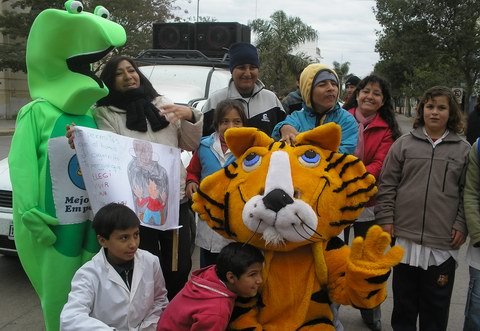 Docentes y alumnos de la institución participaron de la caminata por la salud.