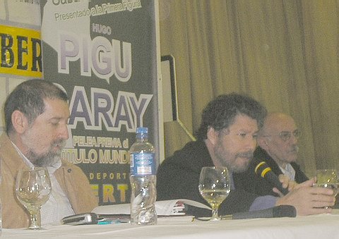 Ernesto Bosco y Héctor Ponce, ofreciendo detalles de la velada. Detrás, el afiche que promociona la noche del próximo 28.