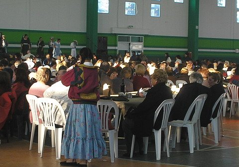 Los grupos animaron a un salón colmado.