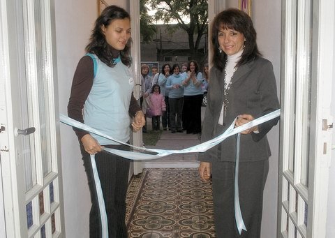 María Alejandra Porporato, presidenta de la cooperadora, y Daniela Moyano, coordinadora de El Faro, fueron las encargadas del corte de cintas.