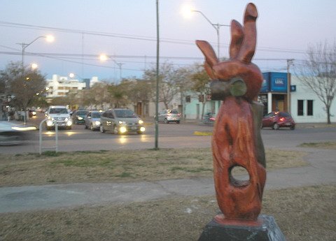 La alegoría ya presencia el tránsito sunchalense desde la plazoleta homónima.