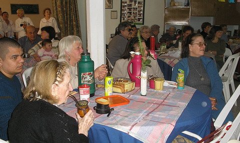 Los internos degustando la merienda.