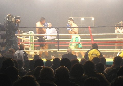 Garay sigue a Farias luego de haber conectado ya los primeros golpes.