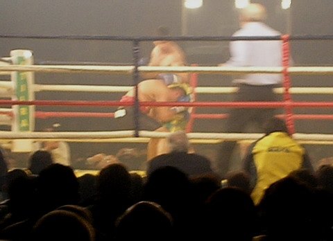 Cae Farías. Garay acaba de rematarlo para decretar el knockout. Cae Farías. Garay acaba de rematarlo para decretar el knockout.