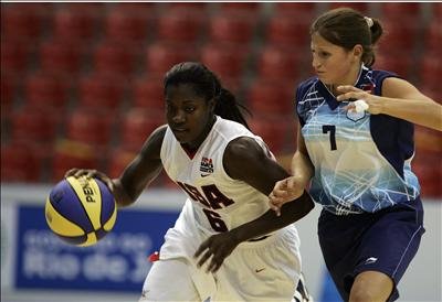 La estadounidense Marissa Coleman y Valentina Maggi de Argentina disputan el balon (Efe).