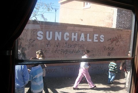 Vista desde la ventanilla, la estación de nuestra ciudad (Elvio Saravia).